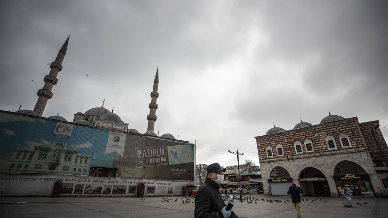 Yeni Cami ve çevresi, yeni tip koronavirüs (Kovid-19) salgınını önleme çalışmaları kapsamında alınan kararlara uyulmasıyla boş olduğu görüldü.