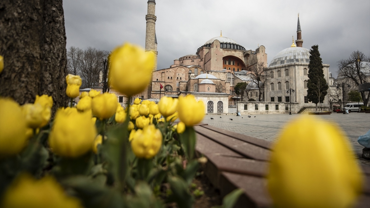 Sultanahmet Meydanı ve çevresi, yeni tip koronavirüs (Kovid-19) salgınını önleme çalışmaları kapsamında alınan kararlara uyulmasıyla boş olduğu görüldü.
