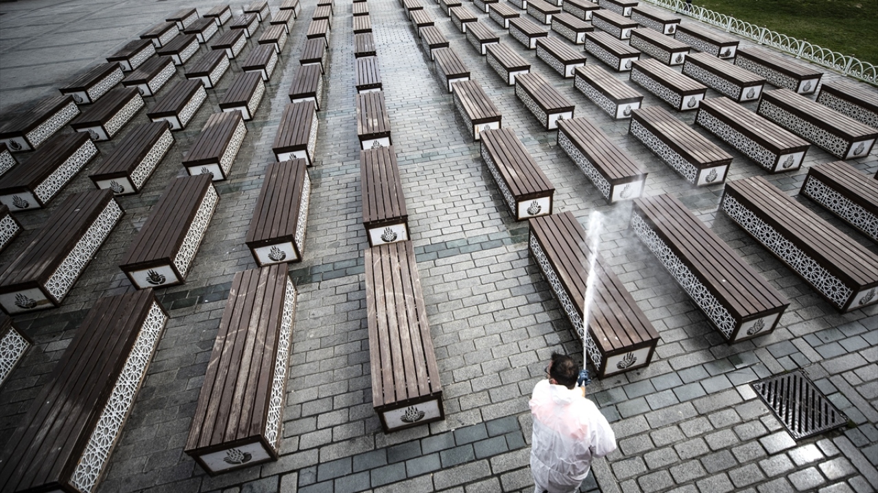 Sultanahmet Meydanı`nı ve çevresi, yeni tip koronavirüs (Kovid-19) salgınını önleme çalışmaları kapsamında alınan kararlara uyulmasıyla boş olduğu ve İstanbul Büyükşehir Belediyesi ekipleri tarafından dezenfekte edildiği görüldü.