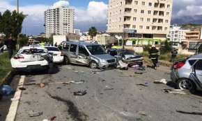 Freni boşalan tır ortalığı birbirine kattı