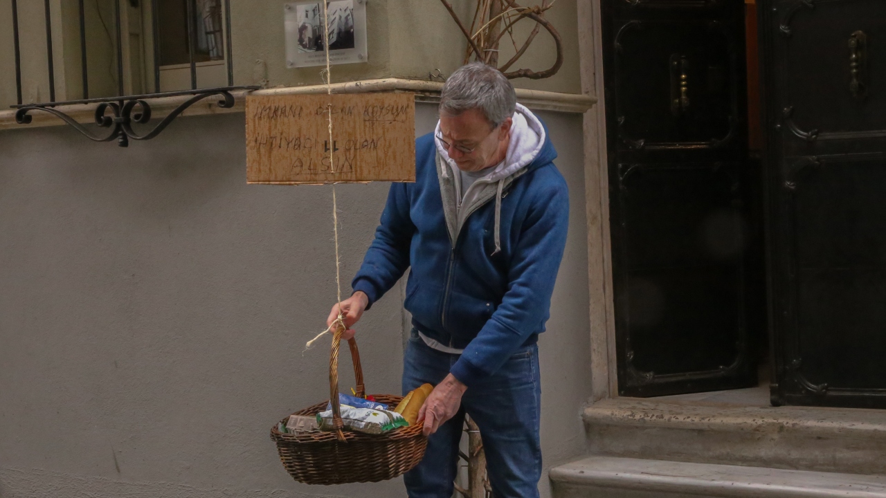 Üzerinde "İmkanı olan koysun, ihtiyacı olan alsın" ifadesi yazılı sepete yardım yapmak isteyenlerin bıraktığı gıda ürünleri yer alırken, ihtiyaç sahipleri de istedikleri ürünü ücretsiz alabiliyor.