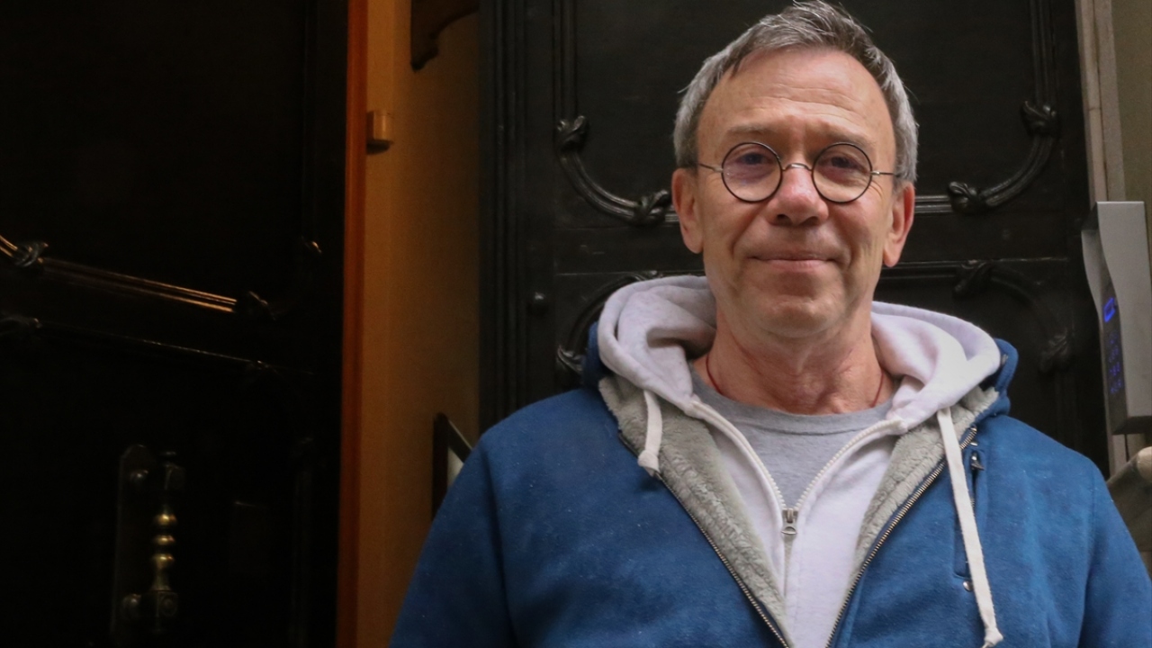 İngiliz baba ve Türk annenin çocuğu olarak İstanbul`da dünyaya gelen Jeffrey Tucker, 7 yıldır Fatih`teki Balat Mahallesi Camcı Çeşmesi Yokuşunda oturduğunu söyledi.