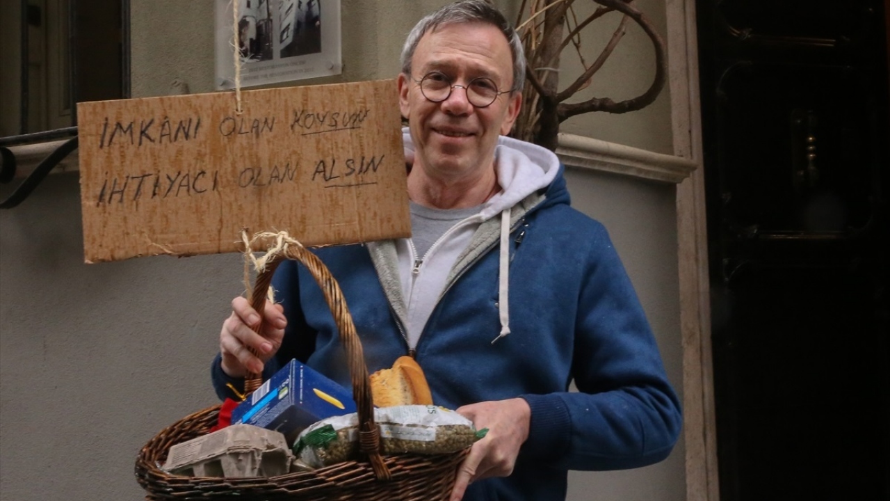 İtalya`nın Napoli kentinde bu sabah sosyal medyada gördüğü uygulamadan esinlenerek çalışmayı yaptığını anlatan Tucker, şöyle konuştu: