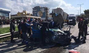 Freni boşalan tırın kaza anı kameralara yansıdı