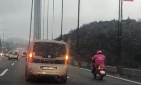 Köprüden geçen motosikletli kuryeye kalkan oldu