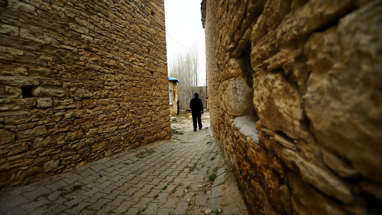 Mahallenin tüm karakteristik özelliklerini yansıtan evler, bölgeye özgü sarımtırak beyaz kalker taşı, kerpiç ve ahşap yapılarıyla dikkati çekiyor. 
