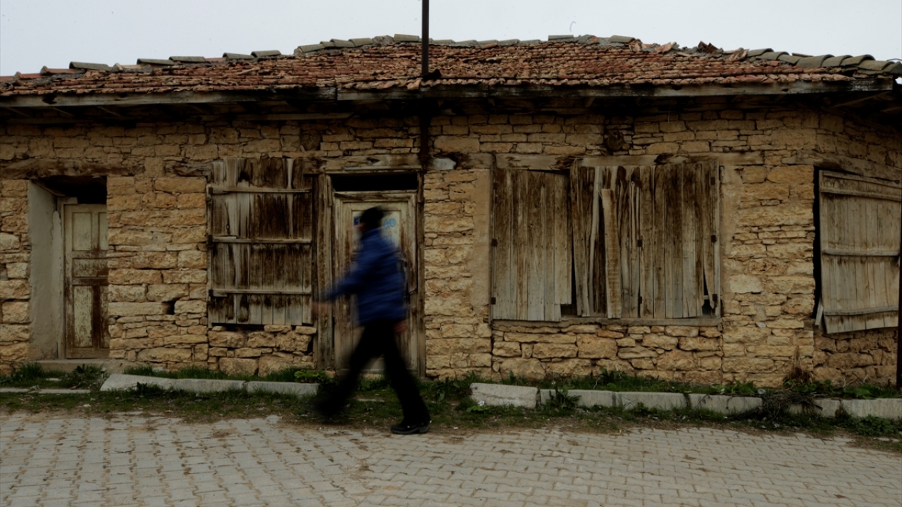 Ev sahiplerinin, maddi durumuna göre eklediği ufak tefek detayların dışında, evlerin tümünde aynı plan düzeni görülüyor. 