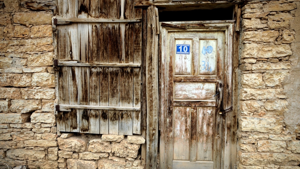 Halkın yaşayış biçimini, gelenek ve göreneklerini yansıtan, tarlalardan toplanarak elle yontulan taşlarla inşa edilen evler, görenlere tarihte yolculuk imkanı sunuyor.