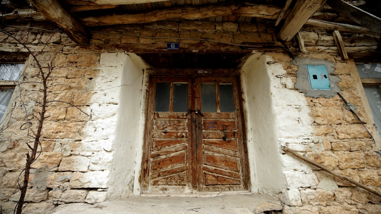 Yapılar, koruma altında 