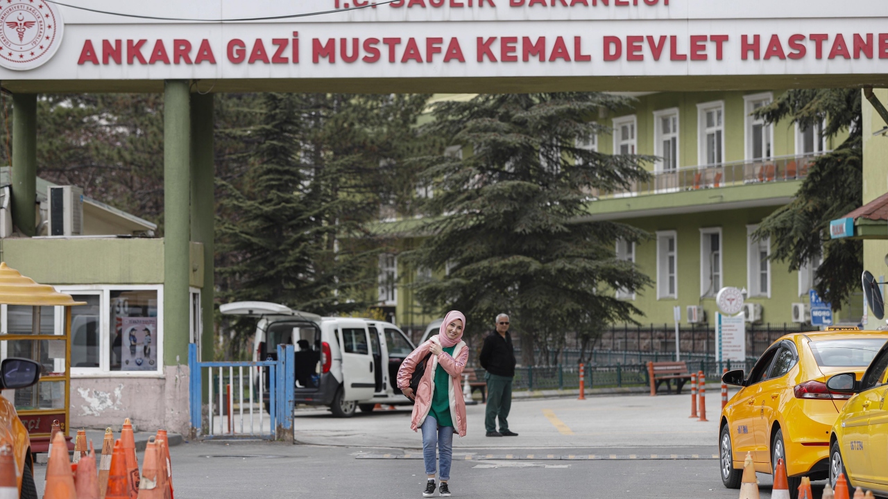 Çankaya ilçesinde alışveriş merkezinde satış danışmanı olarak çalışan Macide Güleç`in iş arkadaşında koronavirüs tespit edildi. 