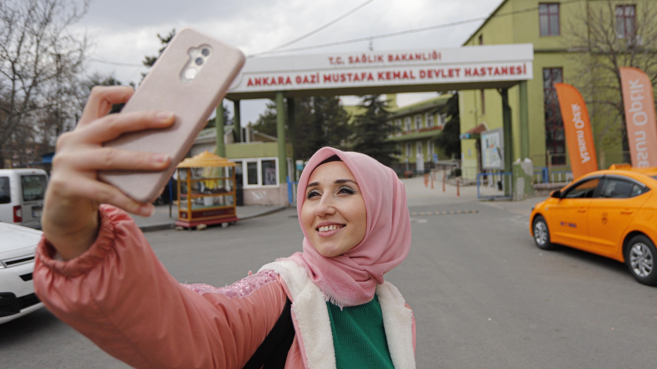 Hastane önünde selfie çeken Güleç`in, evine gidince de ilk işi çok özlediği otomobiline binip bir süre oturmak oldu.
