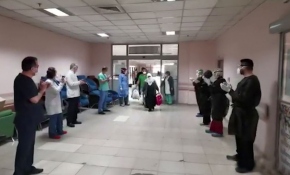Koronavirüsü yenen 20 kişi alkışlarla taburcu edildi