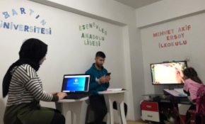 Evin bir odasını 3 farklı okul haline getirdiler