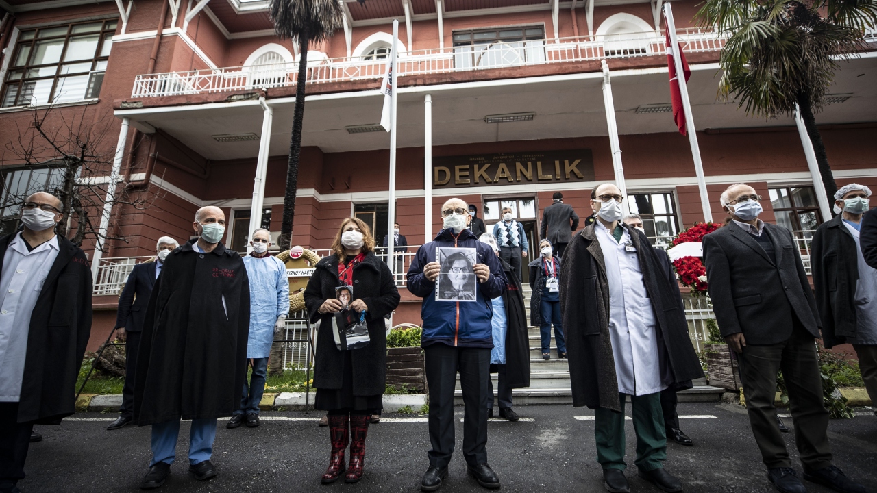 Öz’ün meslektaşları, hastanenin dekanlık binası önünde toplandı. 