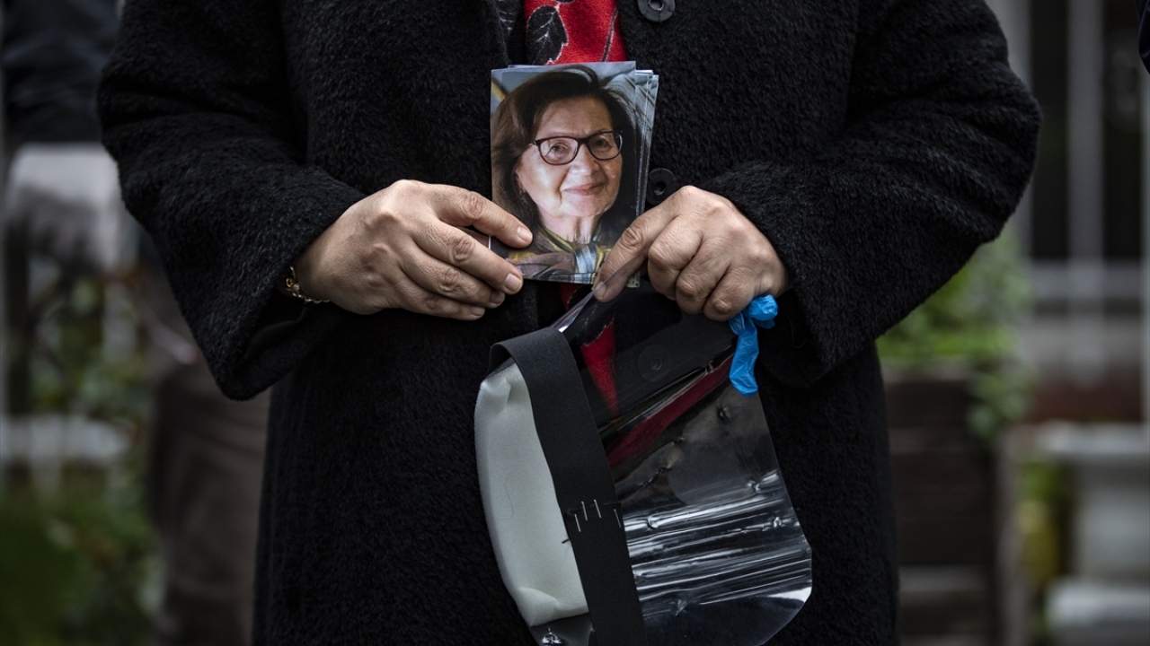 Basın mensuplarına açıklama yapan İstanbul Üniversitesi Cerrahpaşa Tıp Fakültesi Dekanı Prof. Dr. Sait Gönen, Öz’ün çok sayıda tıp öğrencisi yetiştirdiğini söyledi. 