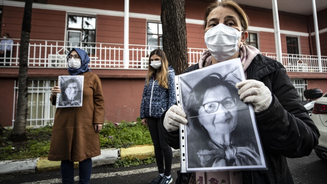 Öz’ün fotoğraflarını taşıyan doktorlar ve sağlık çalışanları, sosyal mesafeyi koruyarak saygı duruşunda bulundu. 