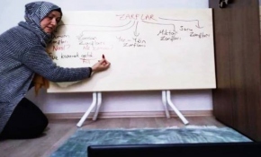 Melike öğretmen masa tahtası ile milyonlara ders verdi