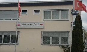 Müslümanlara moral için hoparlörden ezan okunuyor