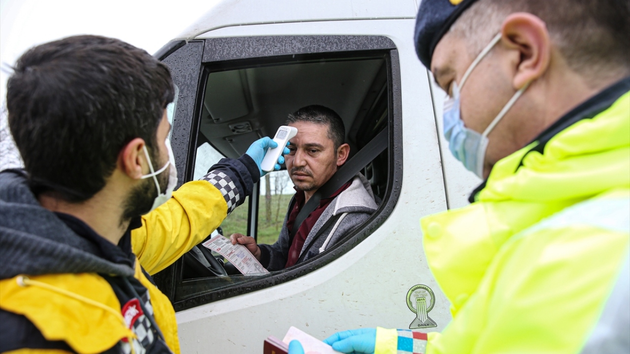 İl sınırındaki kontrol noktalarında araç kuyrukları oluşurken polis ekipleri, İstanbul’a giriş çıkış yapan araçların izin belgelerini kontrol ederek, yolcuların ateşini ölçüyor.