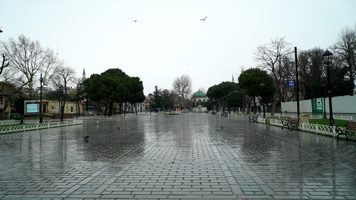 Tüm dünyayı etkisi altına alan COVID-19 salgını, İstanbul`un turizm merkezlerini de önemli ölçüde etkiledi. 