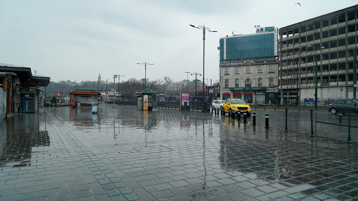 İstanbul Valiliğinin kararı gereği geçici süreliğine kapatılan Mısır Çarşısı ve Kapalıçarşı`nın etrafında neredeyse kimse bulunmuyor. 