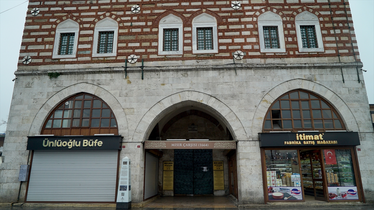 Tarihi çarşıların kapanmasıyla birlikte civardaki esnaf da kepenklerini indirdi. 