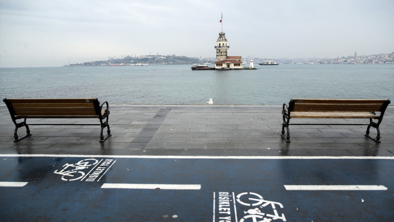 Aynı şekilde hafta sonları sahillerde spor ve koşu yasağının gelmesiyle birlikte Sirkeci ve Haliç sahiline kimsenin gelmediği gözleniyor.