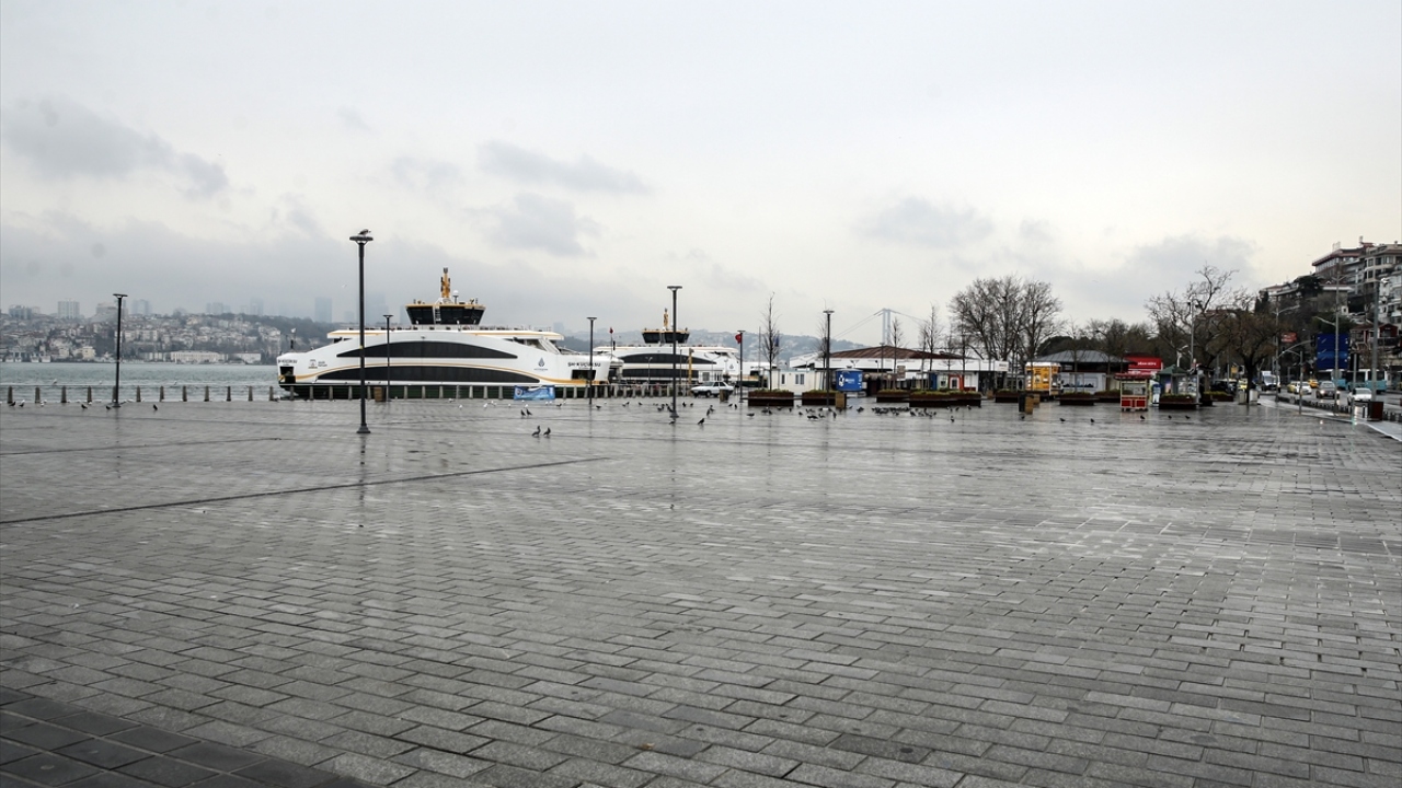 Hafta sonları oltayla balık avlama yasağı nedeniyle balıkçıların uğrak mekanı Galata Köprüsü ve Eminönü sahili de kimsesiz kaldı. 