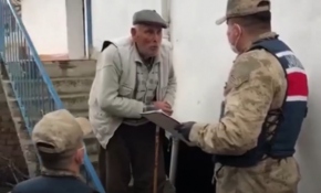 Önce tekmil verdi sonra askerlik anılarını anlattı