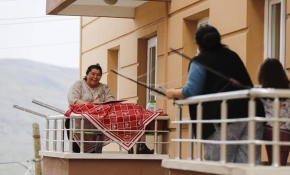 Balkondan balkona isim-şehir oynayıp, türkü söylediler
