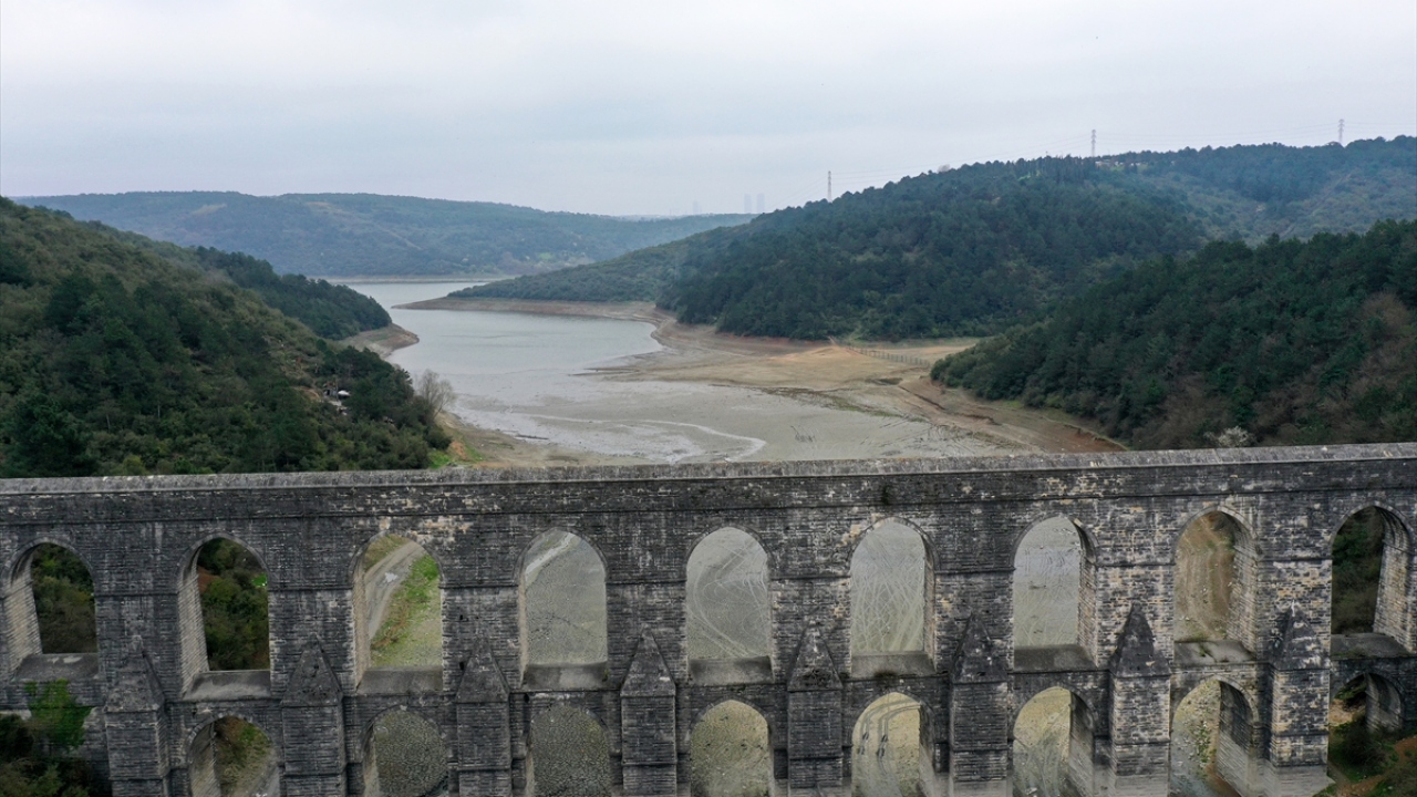 Beklenen bahar yağmurlarını alamayan İstanbul`a su sağlayan barajlardaki su seviyesi yüzde 65,13 ile son 10 yılın en düşük ikinci seviyesine indi.