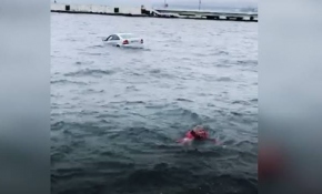 Otomobil denize düştü, sürücü yüzerek kurtuldu