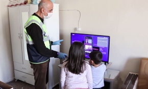 TRT EBA TV'den derslerini takip edemeyen öğrenciye hediye televizyon