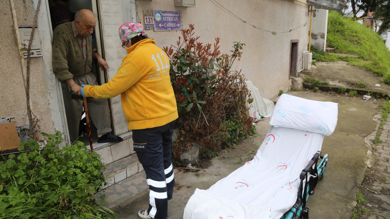 Ordulu 77 yaşındaki Burhan Kılınç, koronavirüs nedeni ile dışarı çıkamadığı için zabıtadan alışveriş yapmasını rica edip, ihtiyaçlarını nazik bir şekilde zabıta ekibine yazdırmıştı. Yaşlı amcanın mahcup hali herkesi duygulandırmıştı.