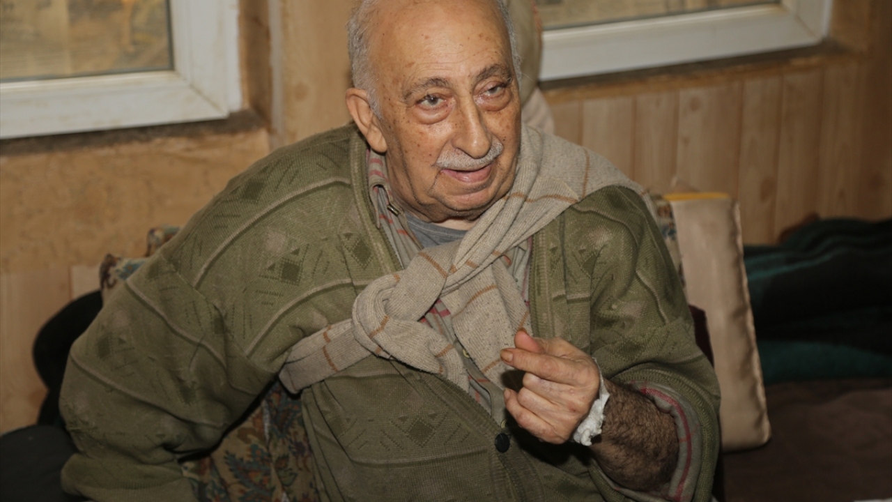 Alınan bilgiye göre, yalnız yaşayan ve şeker hastası olduğu öğrenilen Burhan Kılıçkını`nın bir süre önce ayak bileğinde oluşan yarası kanamaya başladı.