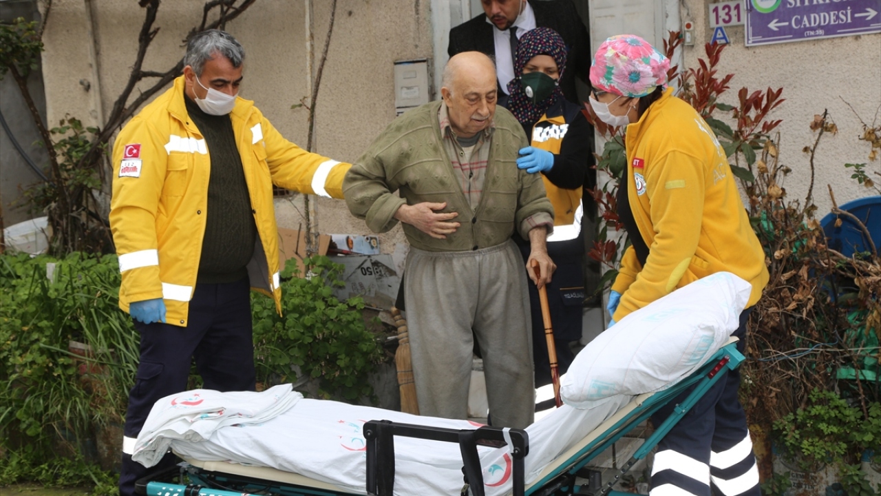 Eve gelen komşularının da kanamayı durduramaması üzerine 112 Acil Servis ekiplerine haber verildi. 