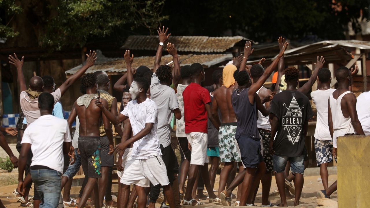 Ülkenin ticari başkenti Abidjan`nın Yopougon bölgesinde pazar günü yaklaşık 100`e yakın protestocu, ateşe verdikleri lastiklerle merkezin önünde barikat kurdu.