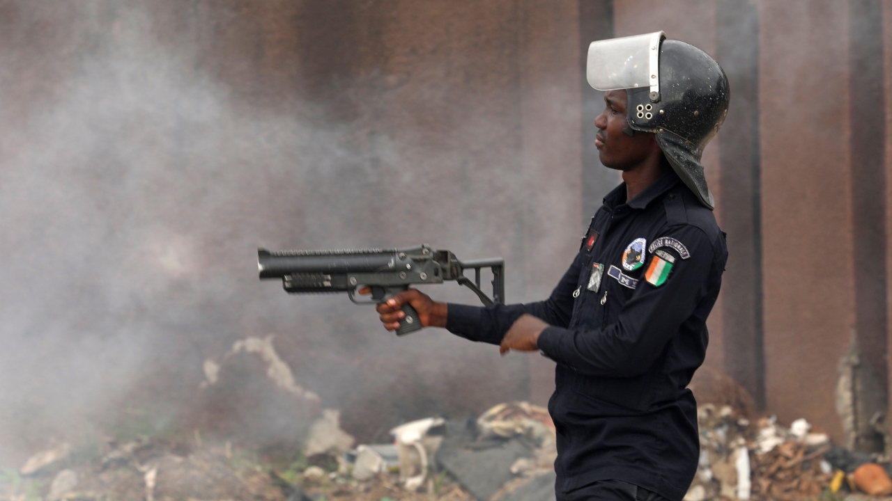 Güvenlik güçleri ise göz yaşartıcı bombalarla protestoculara müdahale etti.