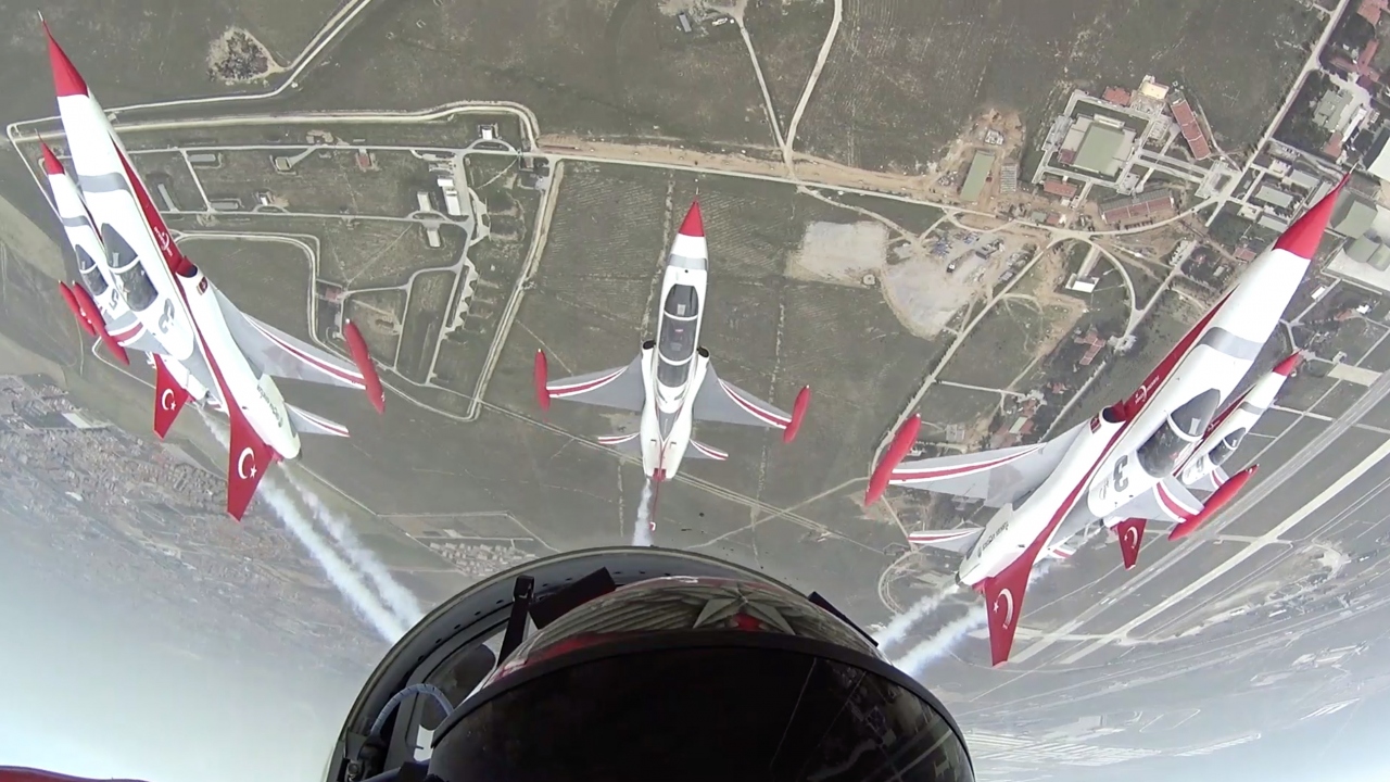 Covid-19 ile mücadele eden çalışanlara moral vermek için Konya 3. Anajet Üs Komutanlığından havalanan Türk Yıldızları, uçuş sırada "Türk Yıldızları, ülkemiz bizler için evinde kalıyor. Biz de mesafelerimize dikkat edelim." anonsu yaptı.