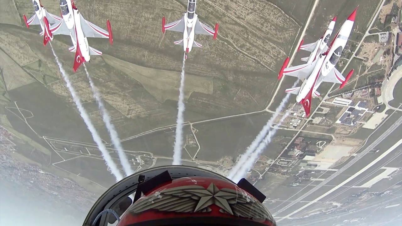 Bu anın kaydedildiği görüntü, Türk Yıldızları`nın sosyal medya hesaplarından paylaşıldı. 