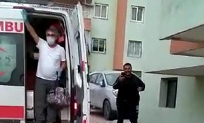 Koronavirüsü yendi, komşuları tarafından alkışlarla karşılandı