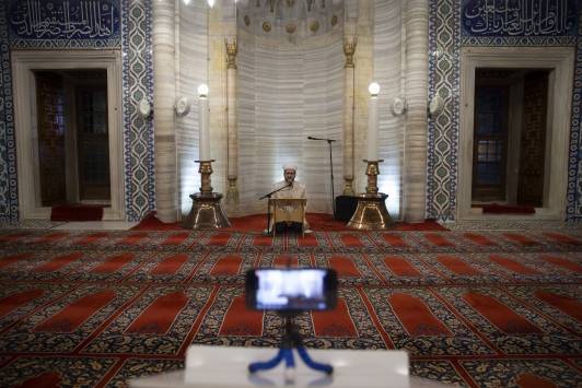 Selimiye'deki kandil programı sosyal medyadan canlı yayınlandı