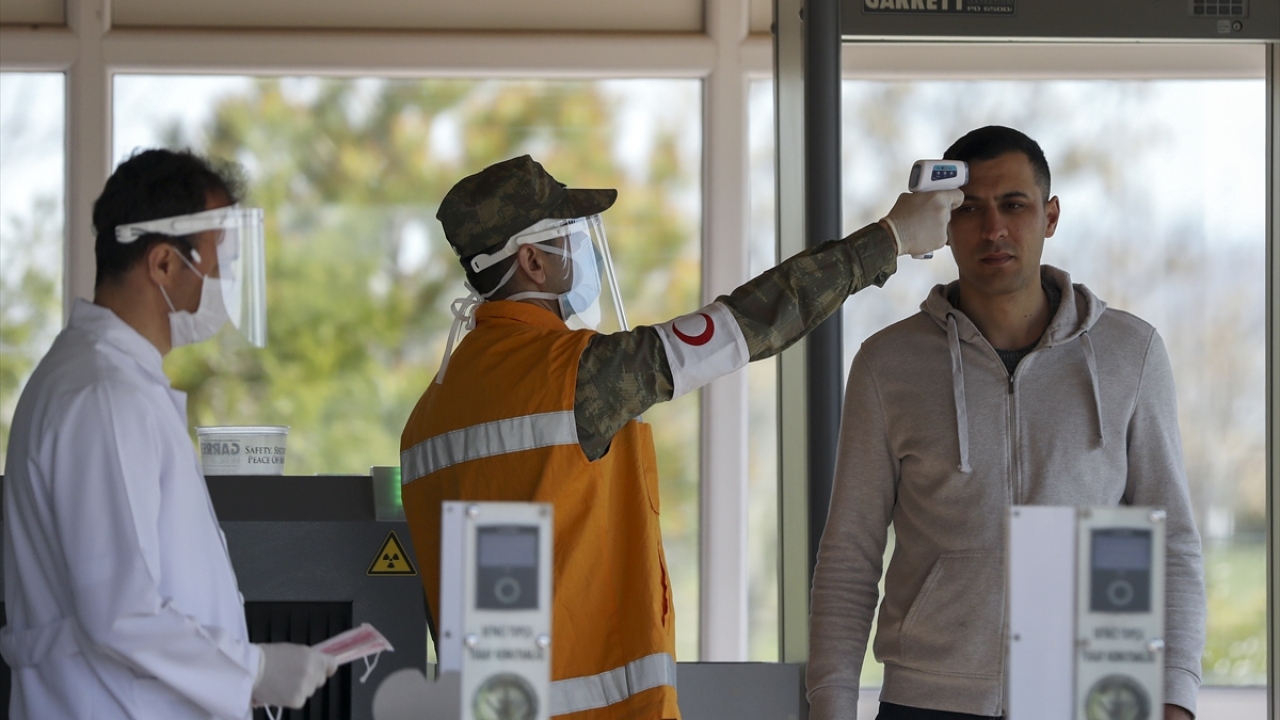 Subay, astsubay ve uzman erbaşlar, Kışla`ya gelişlerinde nizamiyedeki sağlık personeli tarafından ateş ölçümleri yapıldıktan sonra içeri alınıyor. Şüpheli vakalar ise sağlık muayenesine gönderiliyor.