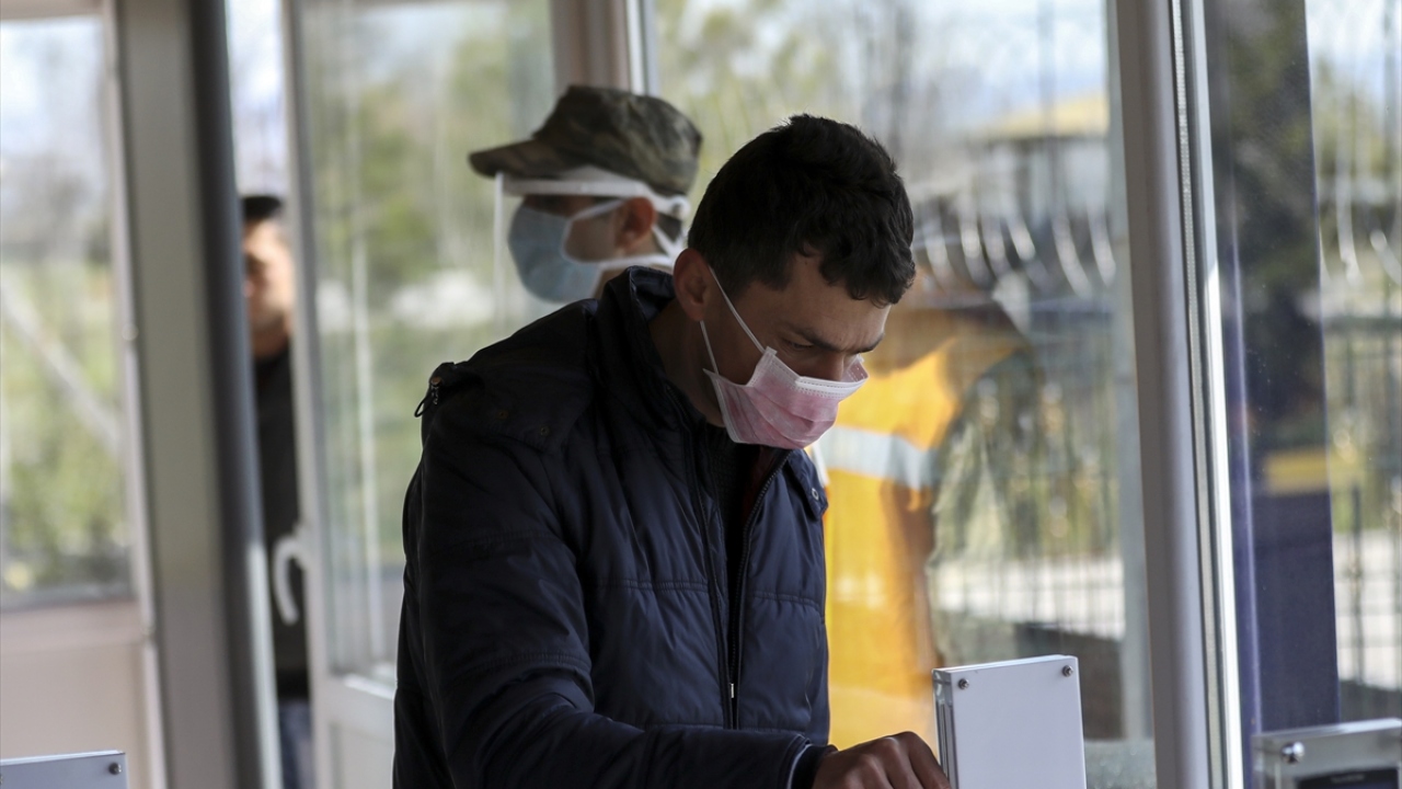 Birliklerde, personelin günde iki kez vücut ısıları ölçülerek ateş, öksürük ve solunum güçlüğü kontrolleri yapılıyor.