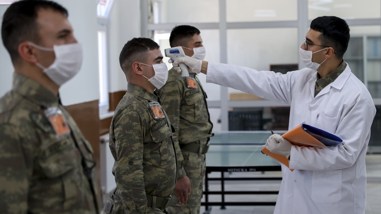 Terhis olacak askerler de birliklerinde 14 gün gözlem altına alınıyor. 