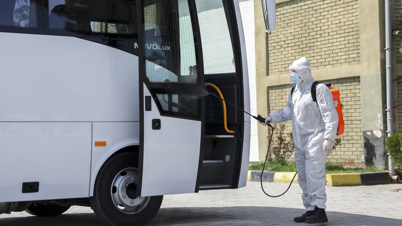 Personelin kullandığı servis araçları da her gün düzenli dezenfekte ediliyor. Sosyal mesafe kuralına göre servis araçlarında kapasitenin yarısı kadar personel taşınıyor.