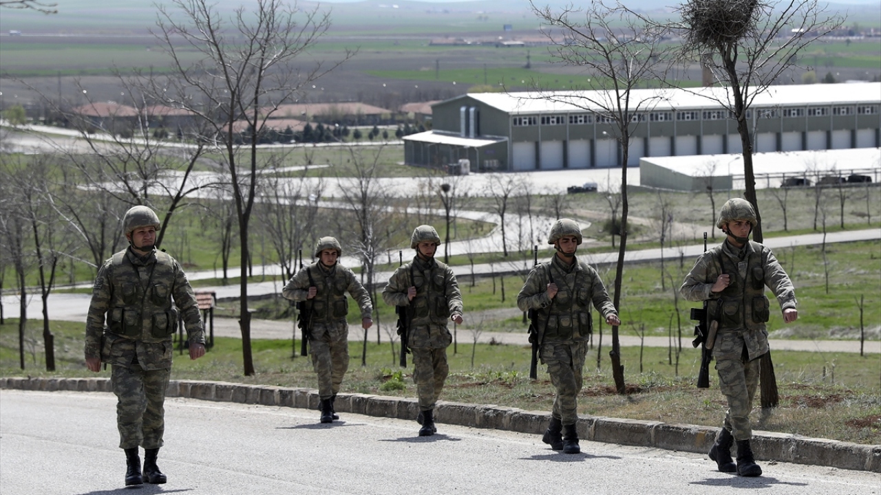 Birliklerde nöbet tutan askerler de sosyal mesafe kuralına uyuyor. 