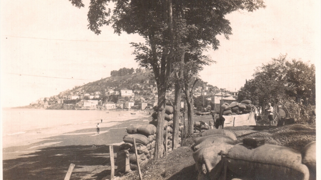 Fotoğrafta Giresun merkezdeki Çıtlakkale Mahallesi`nde deniz kenarına serilen bez çadırların üzerinde kurutulan fındıklar görülüyor.