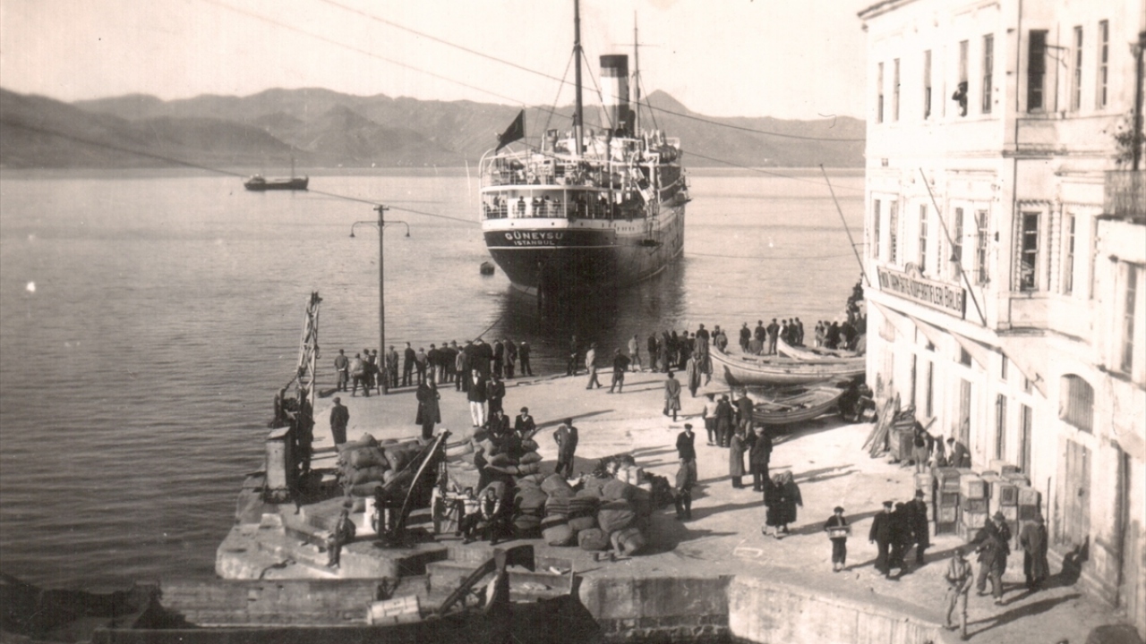 Fotoğrafta Giresun`dan Avrupa`ya ihraç edilecek fındık çuvalları görülüyor.