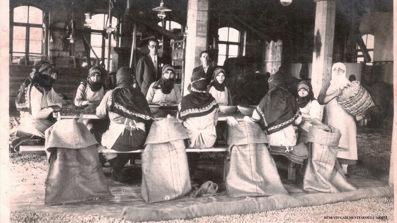 Fotoğrafta Giresun`daki bir fındık fabrikasında çalışan kadın işçiler görülüyor.